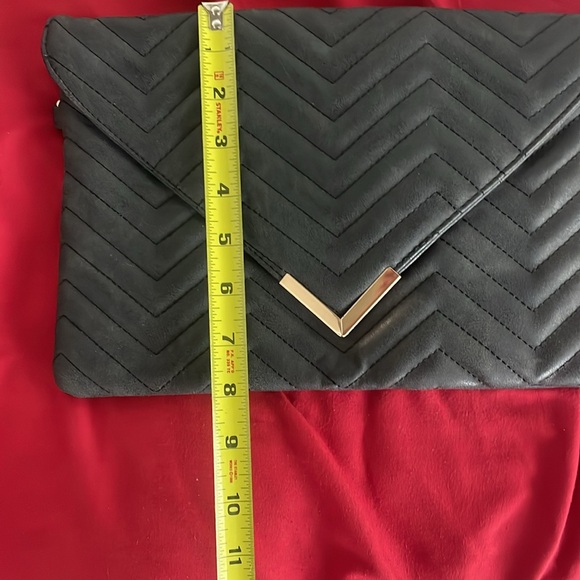 Olivia Miller envelope clutch/ crossbody with gold chain - Picture 8 of 8